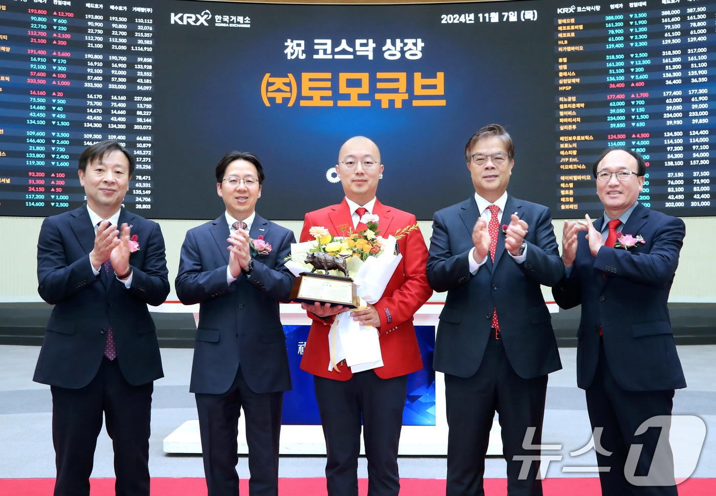 7일 오전 서울 영등포구 한국거래소에서 열린 토모큐브 코스닥시장 상장기념식에서 상장기념패 전달 후 유도석 한국IR협의회 상무&#40;왼쪽부터&#41;, 이충연 한국거래소 코스닥시장본부장보, 박용근 토모큐브 대표이사, 오익근 대신증권 대표이사, 강왕락 코스닥협회 부회장이 기념촬영을 하고 있다. &#40;한국거래소 제공&#41; 2024.11.7/뉴스1