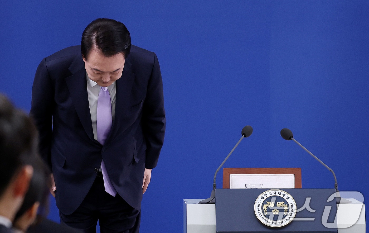 윤석열 대통령이 2024년 11월 7일 서울 용산 대통령실 청사 브리핑실에서 대국민 담화 중 국민들에게 고개숙여 사과하고 있다. 2024.11.7/뉴스1 ⓒ News1 박지혜 기자
