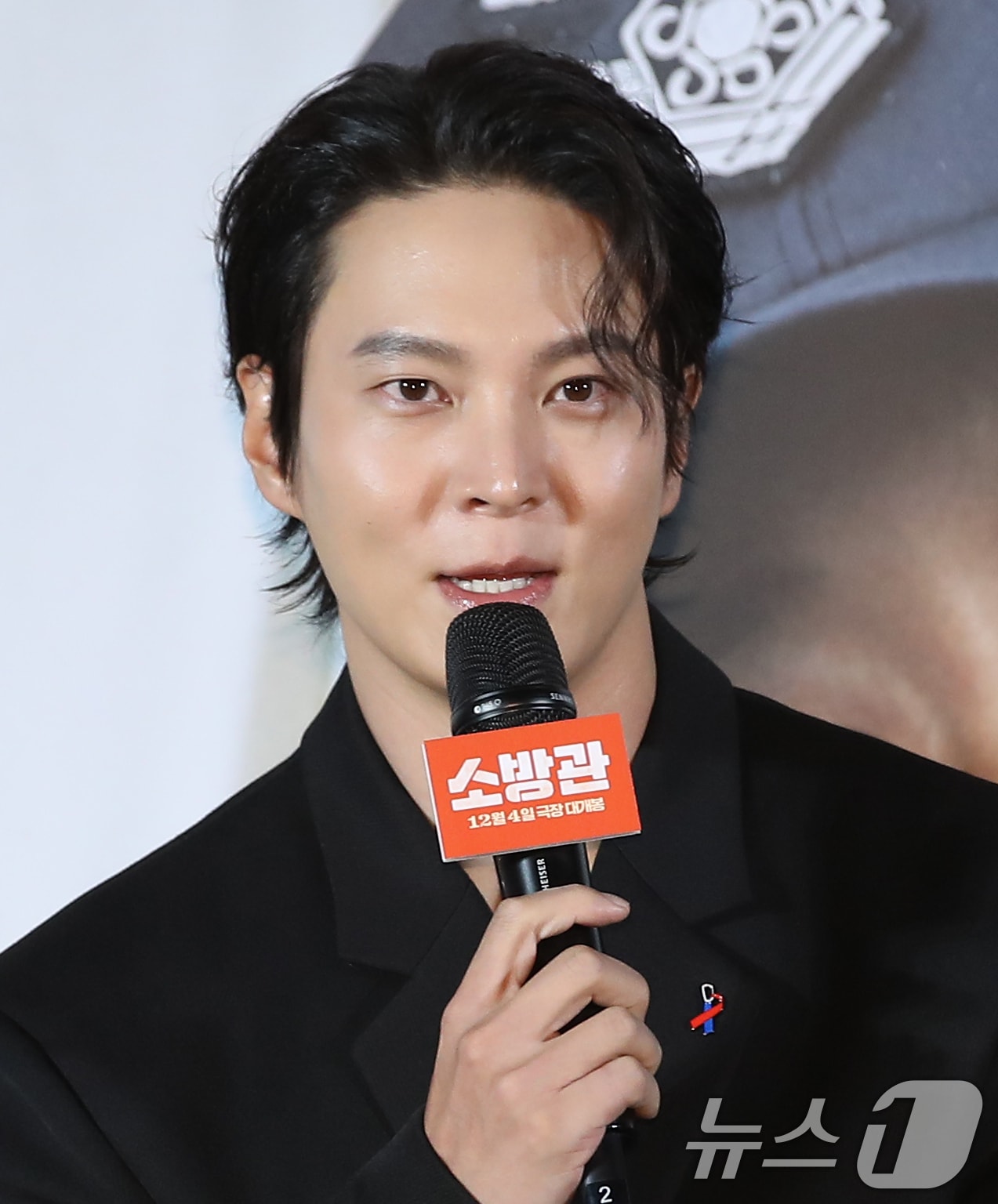 배우 주원이 8일 서울 용산구 CGV 용산아이파크몰에서 열린 영화 '소방관'(감독 곽경택) 제작보고회에서 인사말을 하고 있다. '소방관'은 2001년 홍제동 화재 참사 사건 당시 열악한 환경 속에서도 화재 진압과 전원 구조라는 단 하나의 목표를 가지고 투입된 소방관들의 상황을 그린 작품이다. 2024.11.8/뉴스1 ⓒ News1 권현진 기자