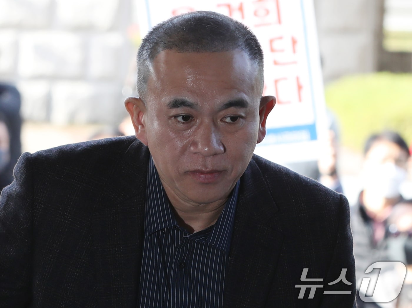'윤석열 대통령 부부 공천 개입 의혹'의 핵심 인물인 명태균 씨가 8일 오전 정치자금법 위반 혐의 피의자 신분으로 검찰 조사를 받기 위해 경남 창원시 성산구 창원지방검찰청으로 출석하고 있다. 2024.11.8/뉴스1 ⓒ News1 윤일지 기자