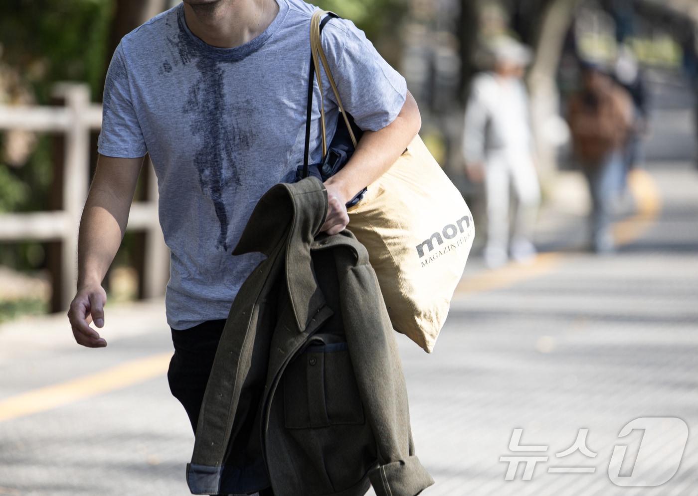 기온이 평년 수준으로 회복한 8일 오후 서울 용산구 N서울타워를 찾은 외국인 관광객들이 얇아진 옷 차림으로 산책을 하고 있다. 2024.11.8/뉴스1 ⓒ News1 이재명 기자