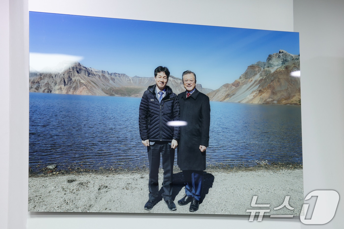 윤건영 더불어민주당 의원실에 걸려 있는 백두산 천지에서 찍은 윤 의원과 문재인 전 대통령 사진. 2024.11.8 ⓒ 뉴스1 안은나 기자
