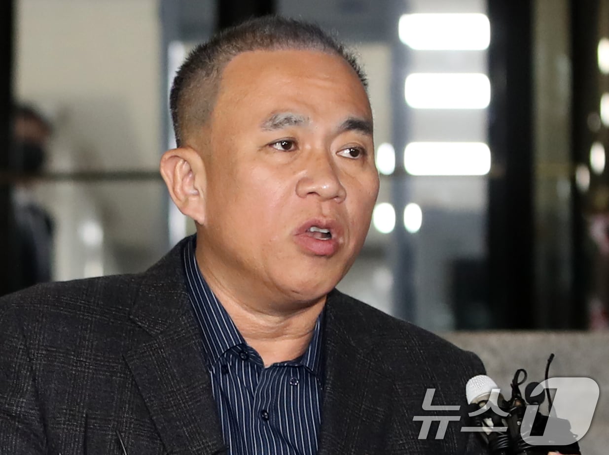 '윤석열 대통령 부부 공천 개입 의혹'의 핵심 인물인 명태균 씨가 8일 오후 경남 창원시 성산구 창원지방검찰청에서 정치자금법 위반 혐의 피의자 신분으로 검찰 조사를 받은 뒤 청사를 나서며 취재진 질문에 답하고 있다. 2024.11.8/뉴스1 ⓒ News1 윤일지 기자