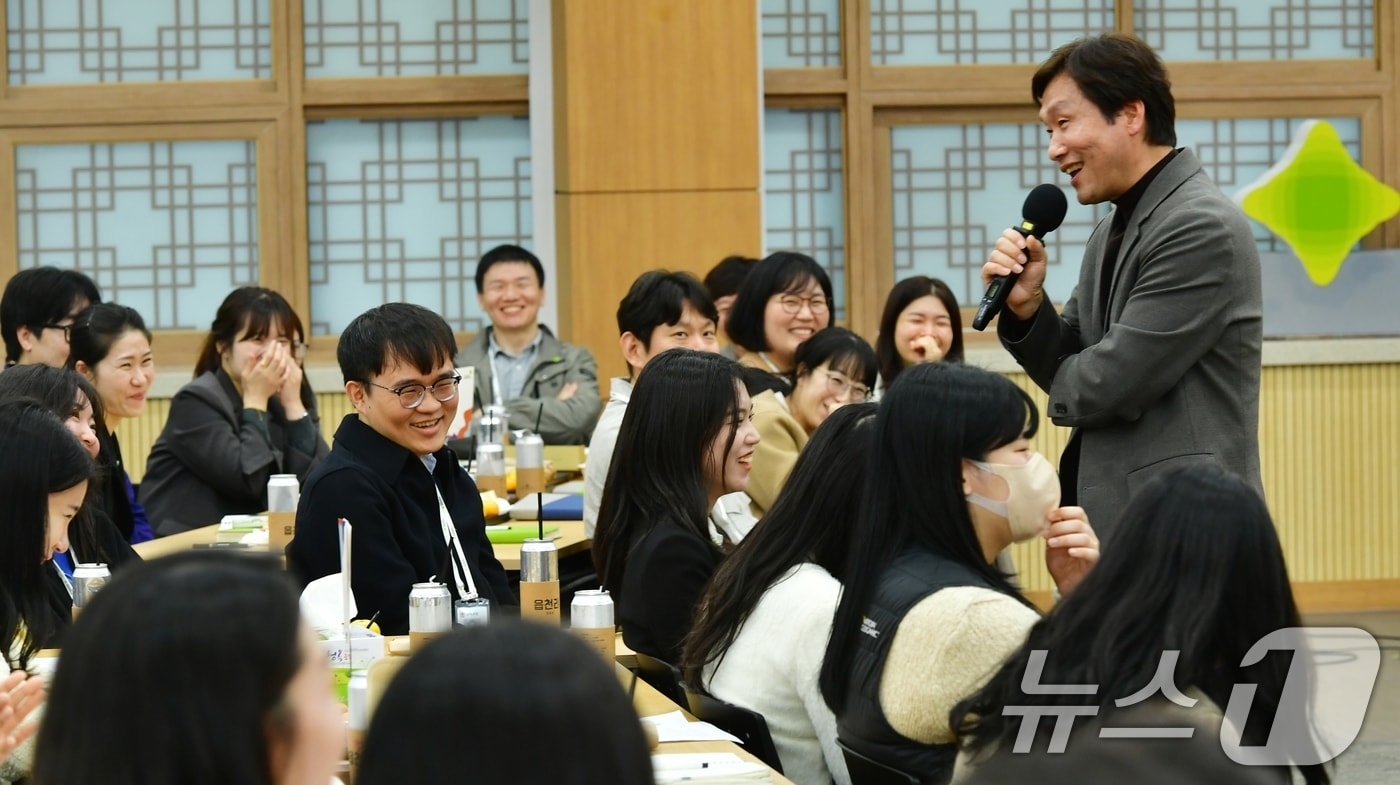 8일 시청 대회의실에서 열린 &#39;직원 중심 조직문화 개선을 위한 소통 간담회&#39;에서 조현일 경산시장이 직원들과 대화하고 있다. 이날 간담회는 직원들의 건의사항과 질문을 익명으로 시장에게 전달하는 방식으로 진행됐다.&#40;경산시 제공&#41; 2024.11.8/뉴스1 ⓒ News1 정우용 기자