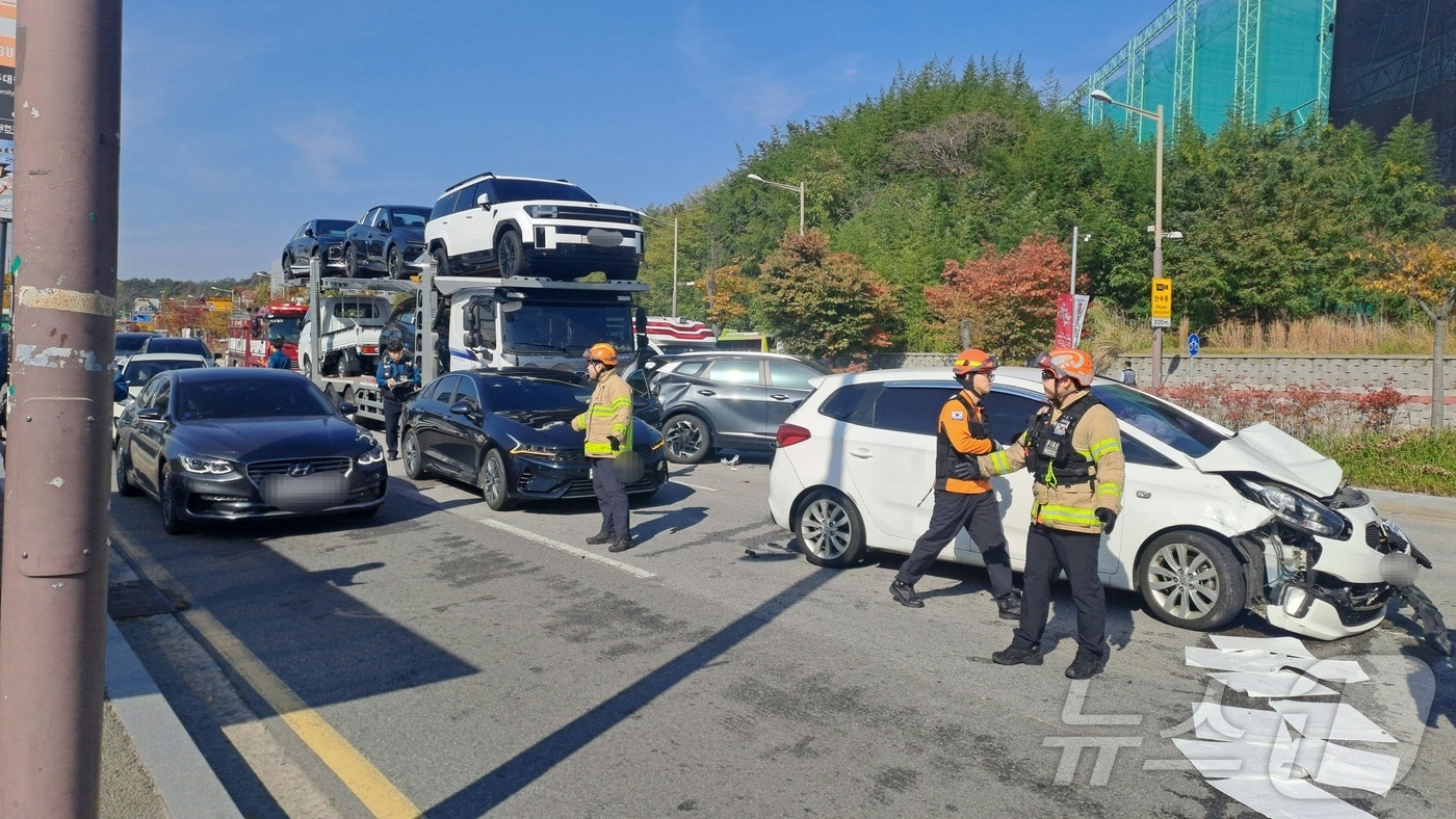 9일 전북 전주시 전주대 구 정문 인근 도로에서 8중 추돌사고가 발생한 가운데 소방 관계자들이 사고 현장을 정리하고 있다.&#40;전북자치도 소방본부 제공&#41;/뉴스1 