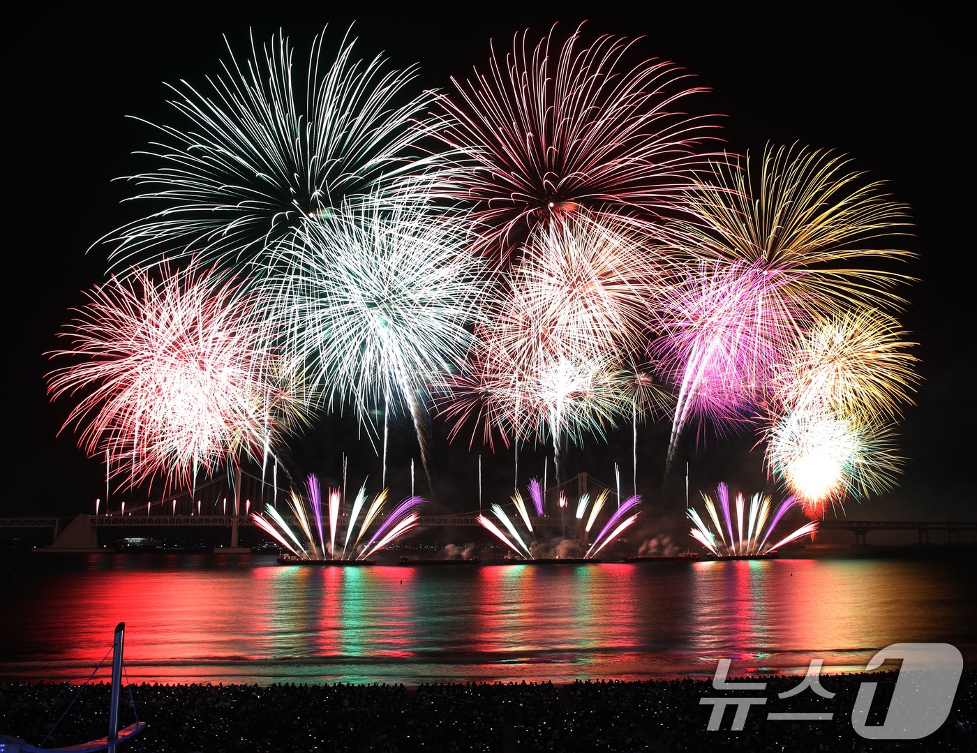 지난해 11월 부산 수영구 광안리해수욕장 일대에서 열린 '제19회 부산불꽃축제'에서 화려한 불꽃이 부산 밤바다를 수놓고 있다. 2024.11.9/뉴스1 ⓒ News1 윤일지 기자