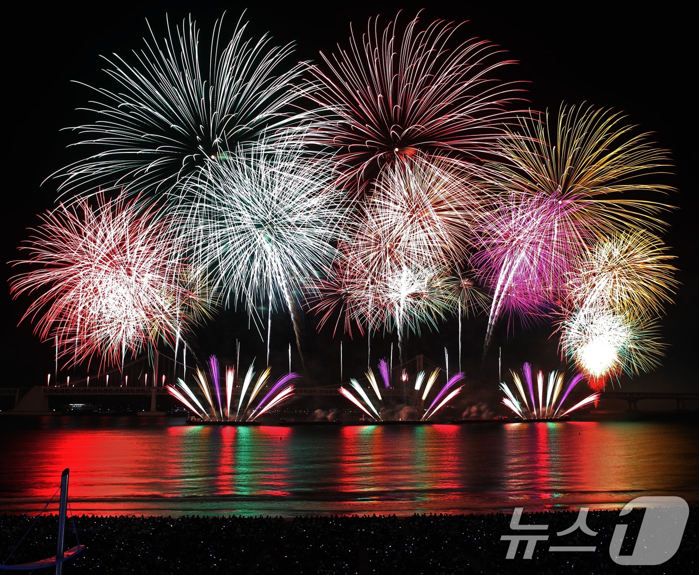 지난해 부산 수영구 광안리해수욕장 일대에서 열린 '제19회 부산불꽃축제'에서 화려한 불꽃이 부산 밤바다를 수놓고 있는 모습. 2024.11.9/뉴스1 ⓒ News1 윤일지 기자