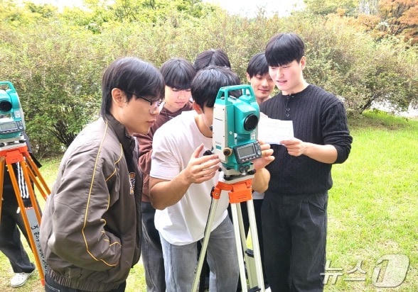 전주대 부동산국토정보학과 학생들 실습장면.(전주대 제공)/뉴스1