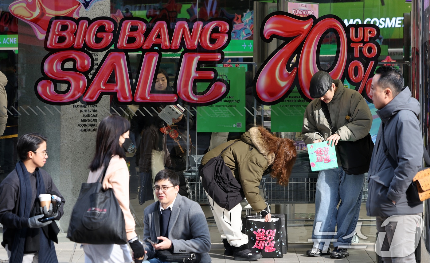 올해 히트 상품을 최대 70% 할인하는 연중 최대 규모의 올영세일이 시작된 1일 서울 올리브영 명동점에서 외국인 관광객들과 쇼핑객들이 물건을 고르고 있다. 올영세일은 1년에 네 번(3월, 6월, 9월, 12월) 열리는 올리브영의 핵심 행사로 7일까지 진행된다. 2024.12.1/뉴스1 ⓒ News1 이동해 기자