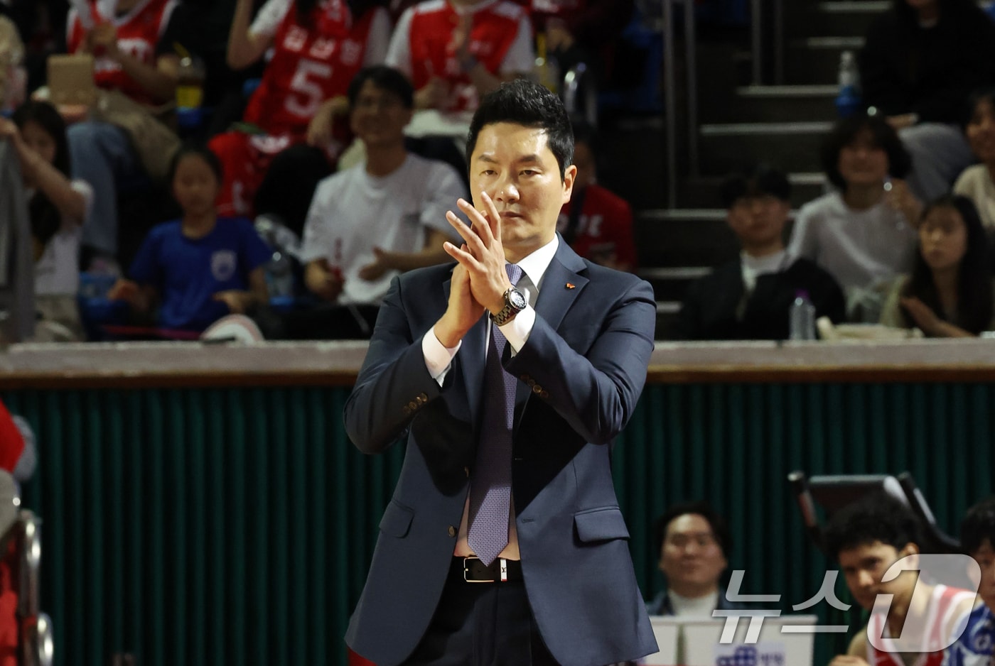 1일 서울 잠실학생체육관에서에서 열린 '2024-2025 KCC 프로농구' 정규리그 서울SK와 수원KT의 경기에서 승리한 SK 전희철 감독이 손뼉을 치고 있다. 2024.12.1/뉴스1 ⓒ News1 김명섭 기자