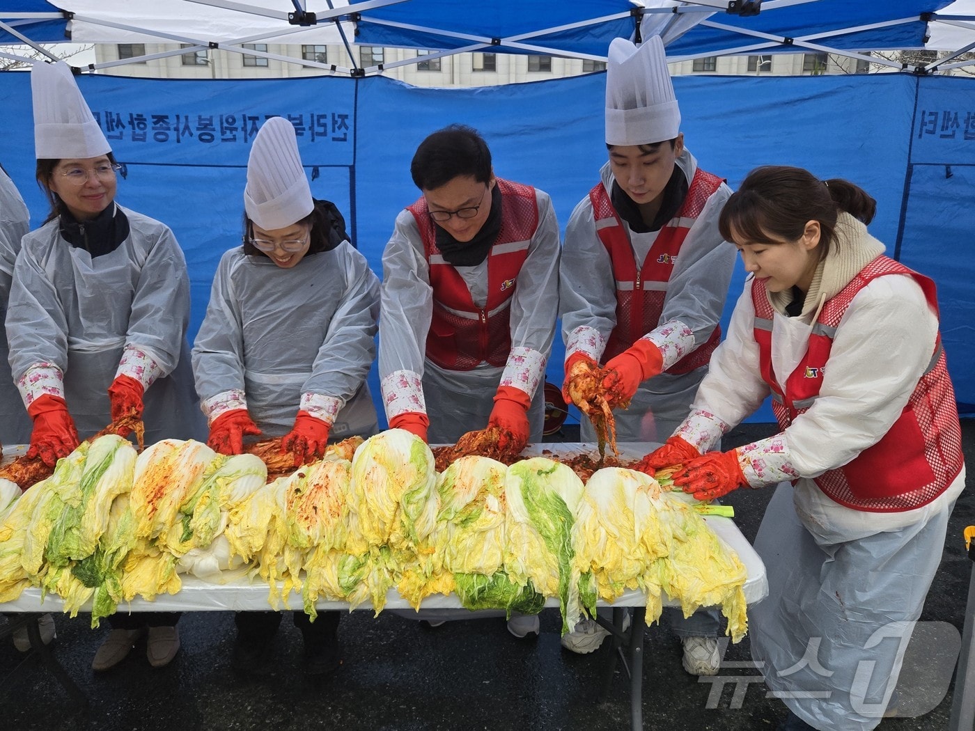 전북문화관광재단이 9일 전북자원봉사센터 등과 함께 김장김치 나눔 활동을 진행했다.&#40;재단 제공&#41; 2024.12.10/뉴스1