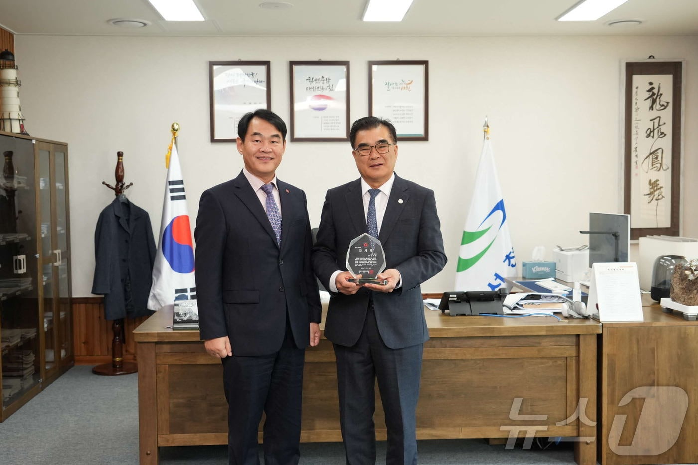 김기웅 서천군수&#40;오른쪽&#41;가 안성하 국민건강보험공단 보령서천지사장과 2024년 저소득 보험료 지원 우수기관 선정 기념촬영을 하고 있다.&#40;서천군 제공&#41;/뉴스1