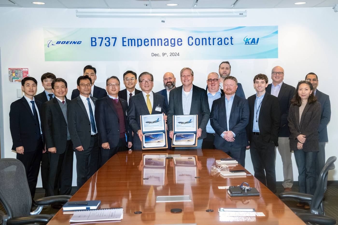9일(현지시간) 미국 워싱턴주(州) 시애틀의 보잉 본사에서 한국항공우주산업(KAI) 강구영 사장과 보잉의 코리 지오네 생산구매본부장이 B737맥스(MAX) 미익 구조물(꼬리 날개) 공급 연장 계약을 체결한 뒤 이를 기념하는 사진을 촬영하고 있다(KAI 제공). 2024.12.09.