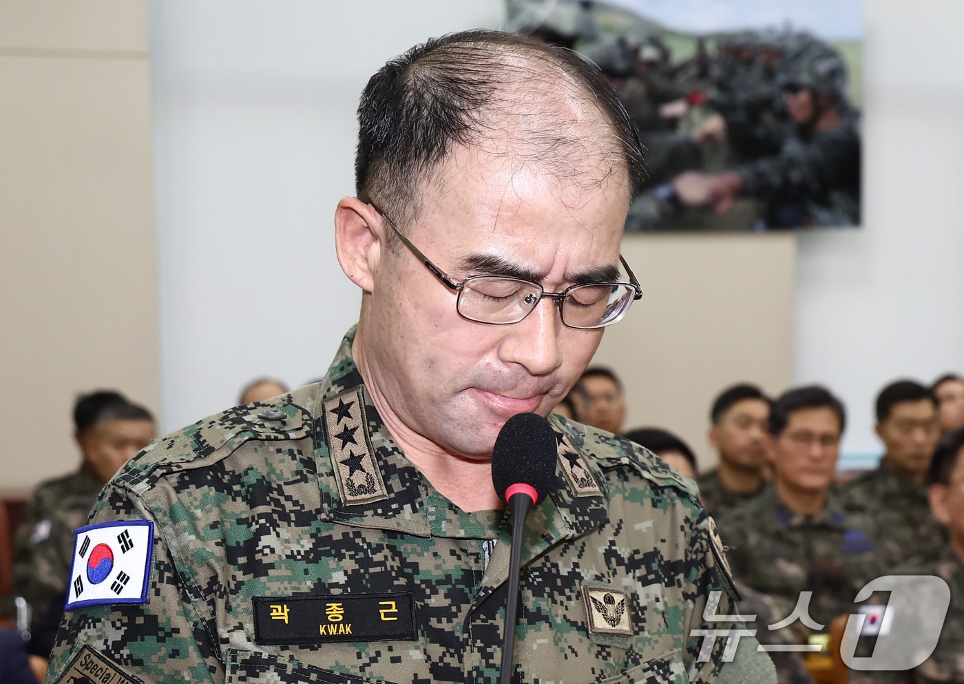 곽종근 특수전사령관이 2024년 12월 10일 오전 서울 여의도 국회 국방위원회에서 열린 계엄 관련 긴급 현안질의에서 위원 질의에 답변하던 도중 고개를 떨구고 있다. 2024.12.10/뉴스1 ⓒ News1 김민지 기자