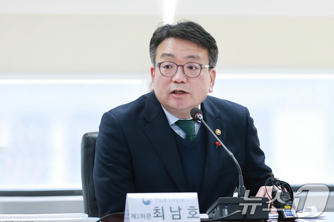 최남호 산업통상자원부 2차관이 10일 서울 종로구 석탄회관 대회의실에서 열린 '석탄발전 전환 협의체 회의'에서 모두발언을 하고 있다. (산업통상자원부 제공) 2024.12.10/뉴스1