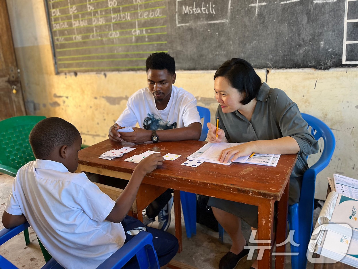 오혜경 대구대 교수&#40;오른쪽&#41;가 탄자니아 키감보니 현지 초등학교를 찾아 장애아동의 지능검사를 진행하는 모습. &#40;대구대 제공&#41;