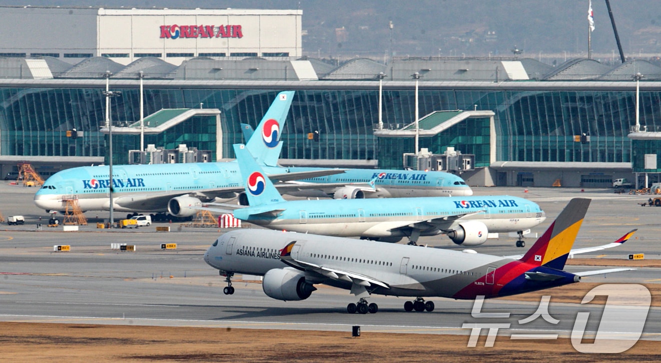 대한항공과 아시아나항공의 합병 절차가 11일 대한항공의 아시아나항공 지분 인수를 끝으로 4년 끝에 마무리 된다. 대한항공은 오는 12일부로 아시아나항공을 자회사로 편입, 주요 임원진 선임을 할 예정이다. 2024.12.11/뉴스1 ⓒ News1 이승배 기자