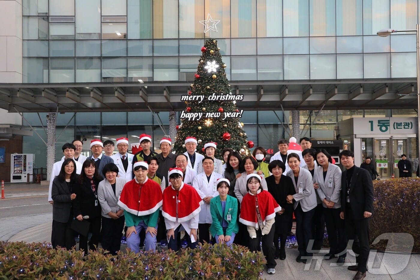 전남대병원에 환자 쾌유를 기원하는 크리마스 트리가 조성됐다.(전남대병원 제공) 2024.12.11