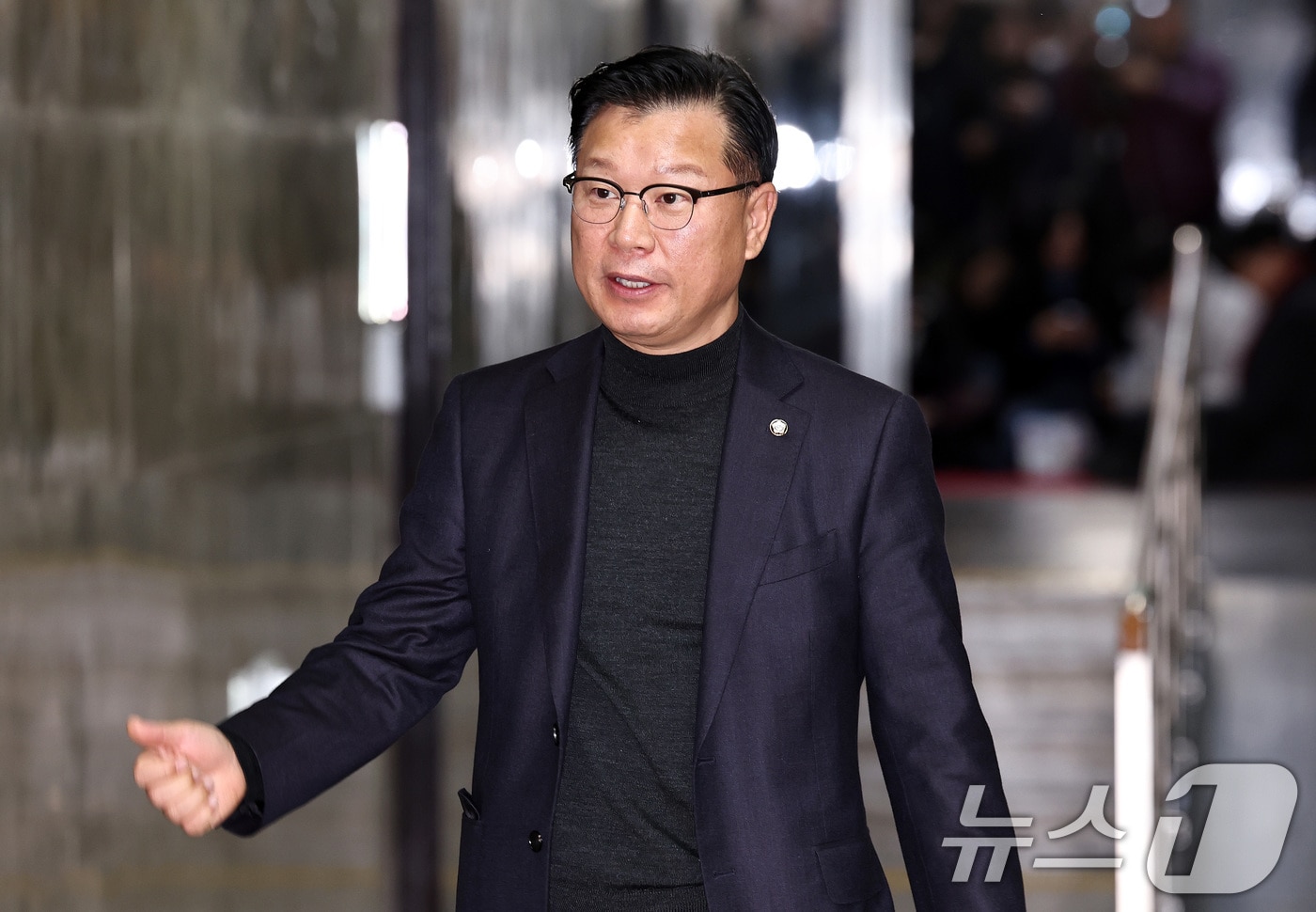 이양수 국민의힘 '정국 안정화' 태스크포스(TF) 위원장이 11일 오후 서울 여의도 국회에서 열린 의원총회에 참석하고 있다. 2024.12.11/뉴스1 ⓒ News1 구윤성 기자