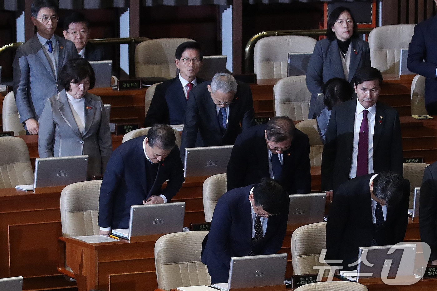 김문수 고용노동부장관이 11일 오후 서울 여의도 국회에서 열린 제419회국회&#40;임시회&#41; 제1차 본회의 윤석열 대통령 위헌적 비상계엄 선포 내란행위 관련 긴급현안질문에서 계엄 사태와 관련해 국무위원들이 자리에서 일어나 국민들에게 허리숙여 사과하고 있는 가운데 자리를 지키고 있다. 2024.12.11/뉴스1 ⓒ News1 이광호 기자