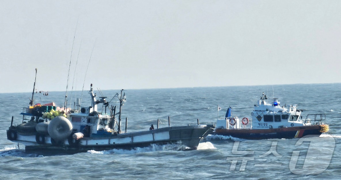 음주 선박에 접근 중인 목포해경의 모습. &#40;목포해경 제공&#41;/뉴스1