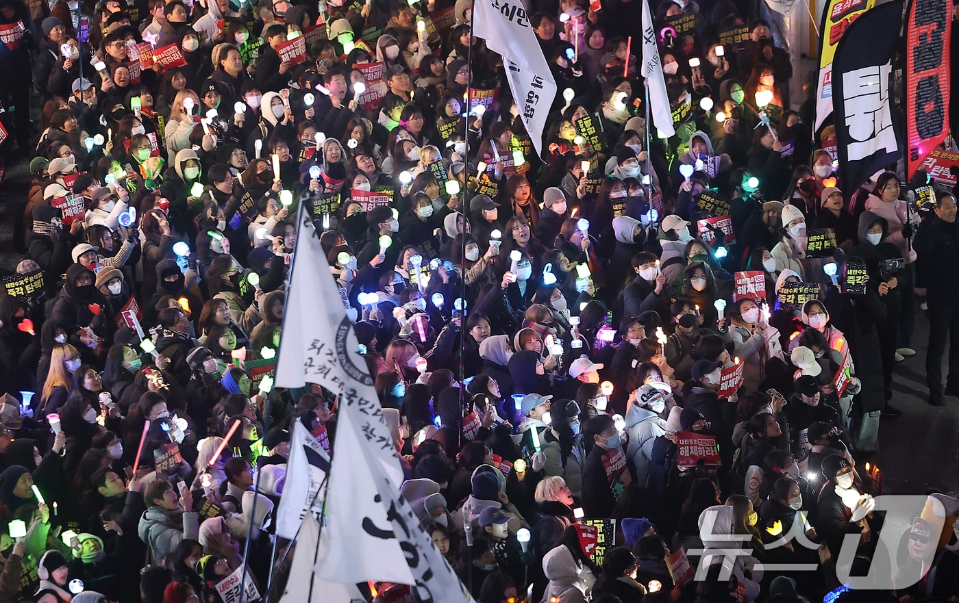 11일 오후 서울 여의도 국민의힘 당사 앞에서 응원봉과 손팻말을 든 시민들이 윤석열 대통령 탄핵과 국민의힘 해체를 촉구하고 있다. 2024.12.11/뉴스1 ⓒ News1 김진환 기자