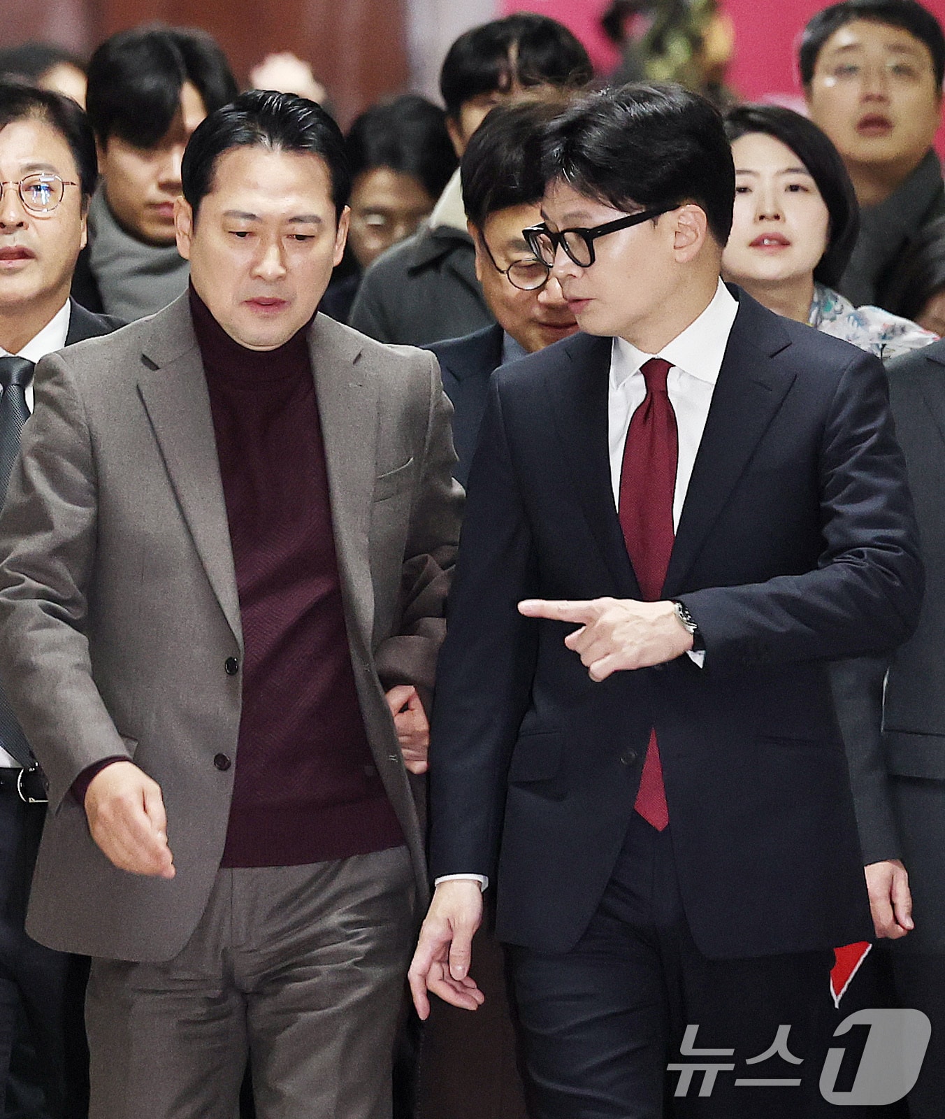 2024년 12월 12일 당시 국민의힘 한동훈 대표와 장동혁 최고위원이 서울 여의도 국회에서 열린 최고위원회의에 참석하며 대화하고 있다. 2024.12.12/뉴스1 ⓒ News1 구윤성 기자