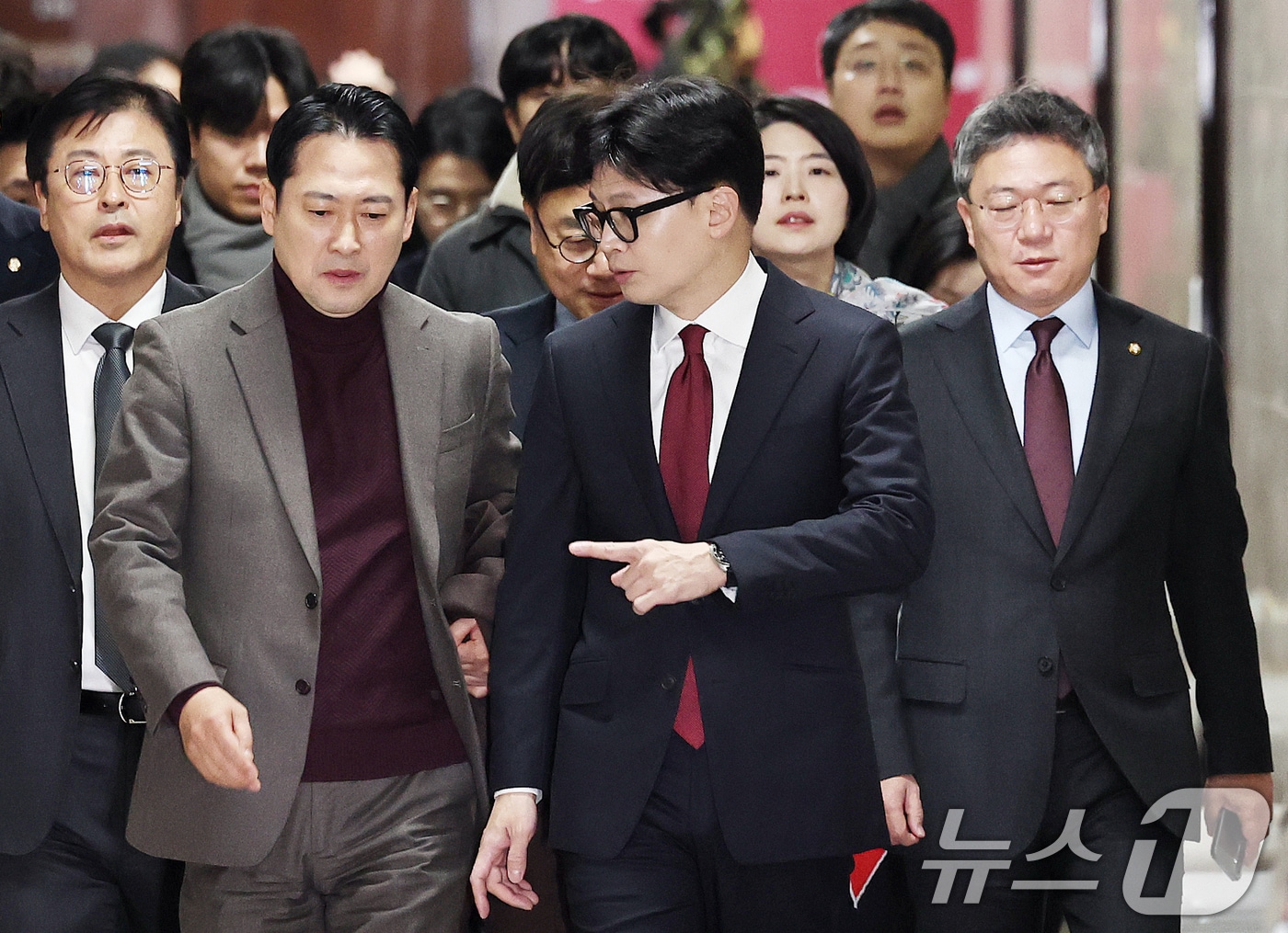 국민의힘 한동훈 대표와 장동혁 최고위원이 12일 오전 서울 여의도 국회에서 열린 최고위원회의에 참석하며 대화하고 있다. 2024.12.12/뉴스1 ⓒ News1 구윤성 기자