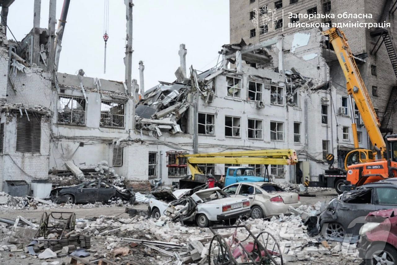 11일 (현지시간) 우크라이나 자포리자에서 러시아 군의 포격을 받아 파괴된 건물과 차량이 보인다. 2024.12.12 ⓒ AFP=뉴스1 ⓒ News1 우동명 기자