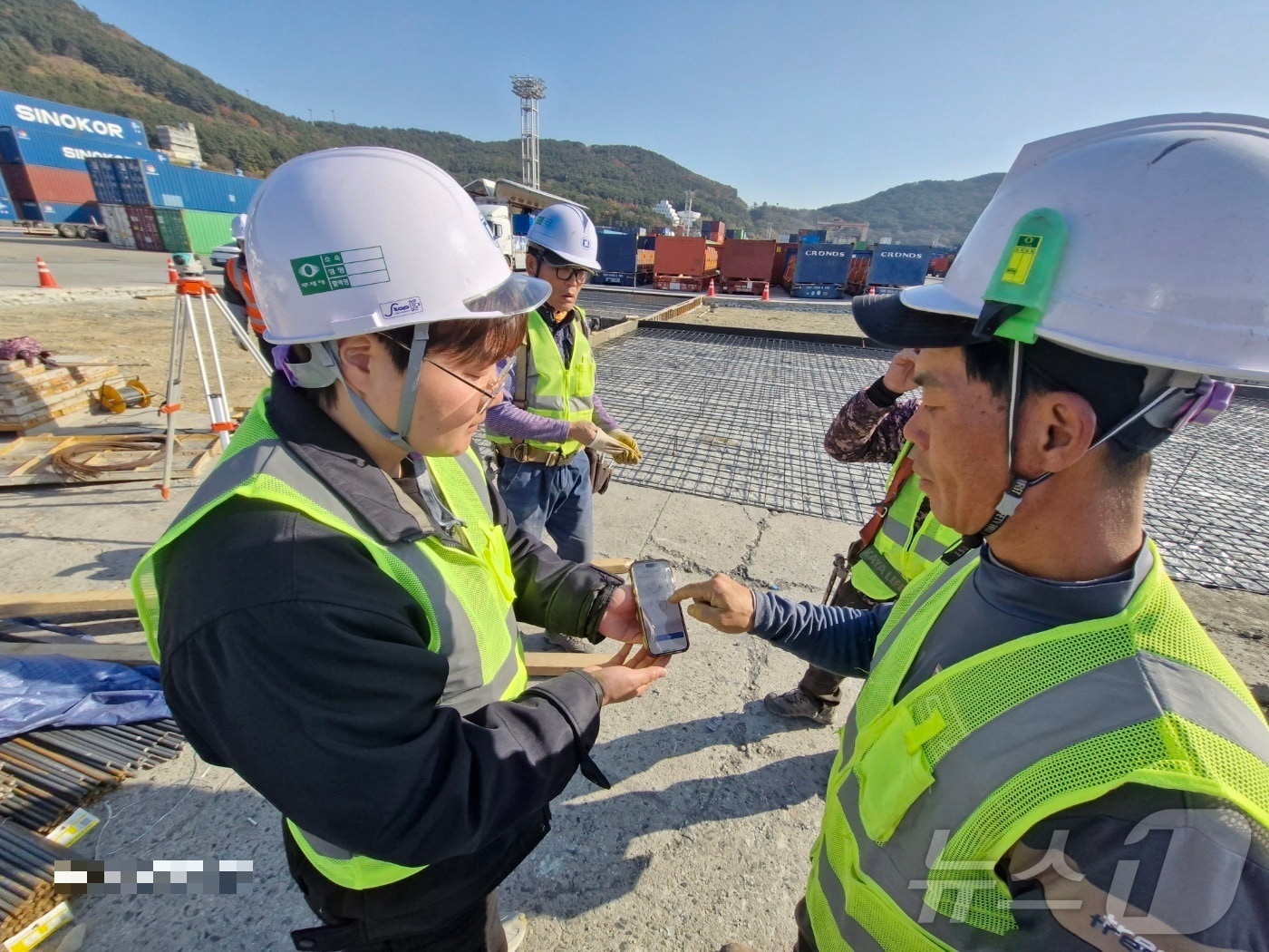 건설현장 관계자가 소규모 건설현장 상시 위험성 진단을 하고 있다.(BPA 제공)