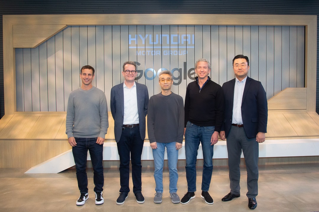 현대차그룹의 송창현 첨단차량플랫폼(AVP) 본부장(가운데)과 김흥수 글로벌전략오피스(GSO)장 (오른쪽 끝)이 11일 서울에서 구글 경영진과 소프트웨어 협력 확대 방안을 논의한 후 기념 사진을 촬영했다(현대차그룹 제공). 2024.12.11.