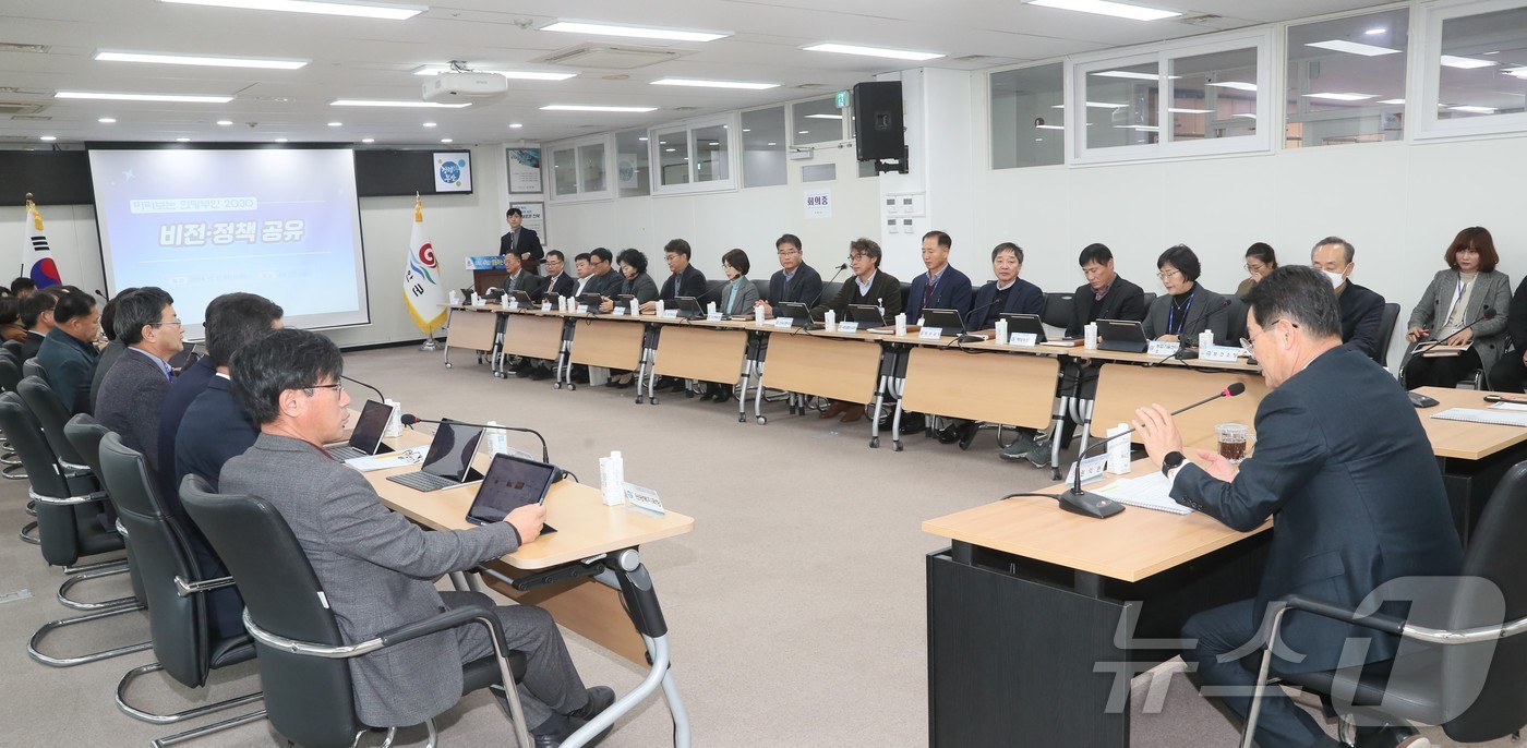부안군은 12일 군청 5층 대회의실에서 권익현 군수를 비롯해 부서장이 참석한 가운데 ‘미리 보는 희망 부안 2030’ 비전·정책공유회를 개최했다.(부안군 제공)2024.12.12/뉴스1