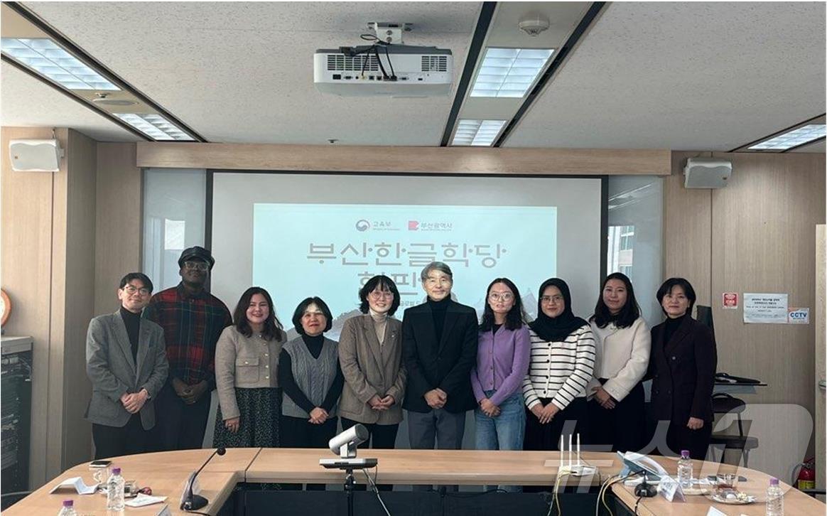 12일 &#39;부산한글학당&#39; 현판식에서 참석자들이 기념사진을 찍고 있다.&#40;부산시청 제공&#41;