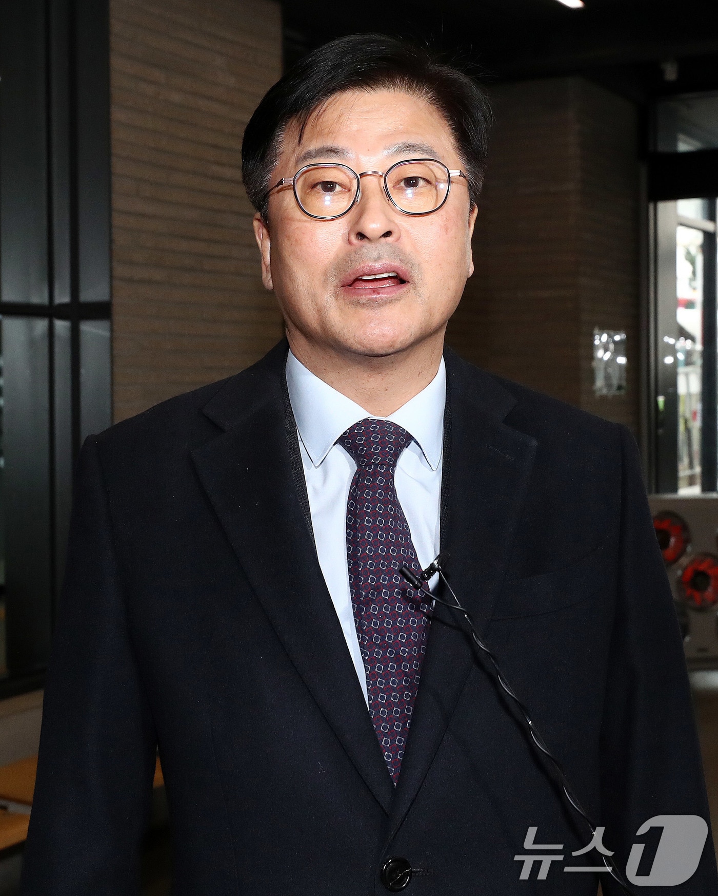 김종혁 국민의힘 원외 당협위원장협의회 회장이 지난 12월 13일 오후 서울 여의도 국민의힘 중앙당사에서 열린 원외당협위원장 협의회에 참석하며 취재진 질문에 답하고 있다. 2024.12.13/뉴스1 ⓒ News1 박세연 기자