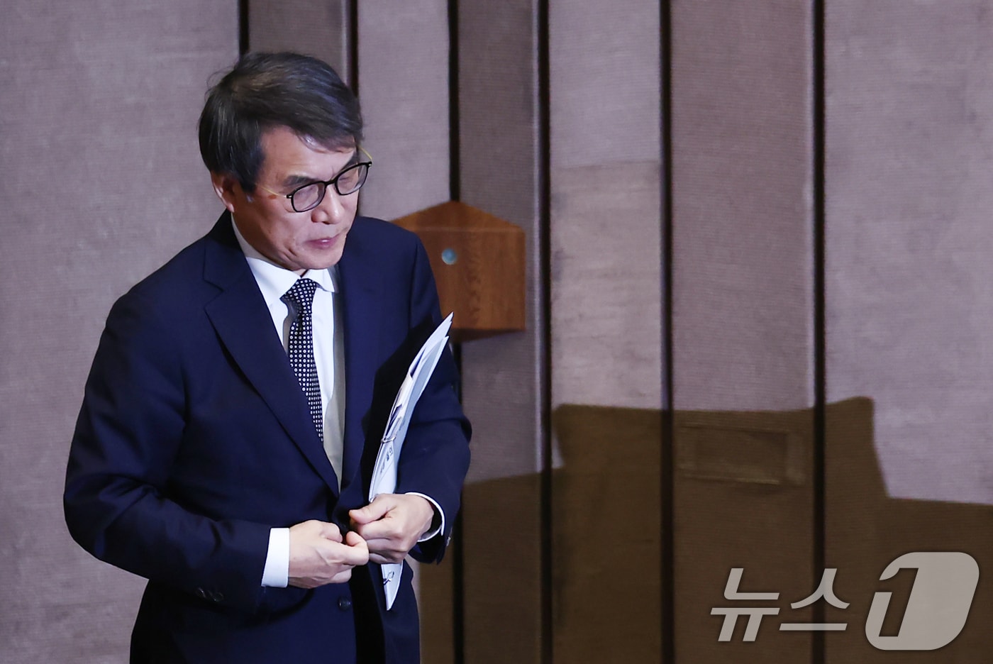 노태악 선거관리위원장이 13일 오후 서울 여의도 국회에서 열린 제419회국회(임시회) 제3차 본회의에서 윤석열 대통령 위헌적 비상계엄 선포 내란행위 관련 긴급 현안 질문에 답변하기 위해 단상으로 향하고 있다. 2024.12.13/뉴스1 ⓒ News1 김민지 기자