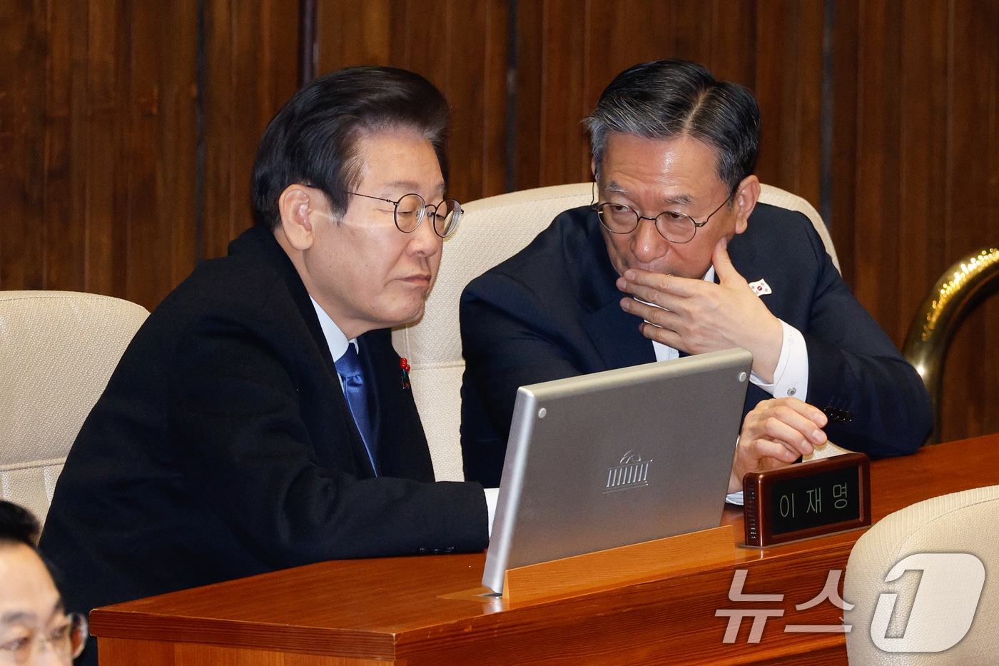 이재명 더불어민주당 대표(왼쪽)와 정성호 의원이 2024년 12월 13일 오후 서울 여의도 국회에서 열린 제419회국회(임시회) 제3차 본회의에서 윤석열 대통령 위헌적 비상계엄 선포 내란행위 관련 긴급현안질문을 들으며 대화하고 있다. 2024.12.13/뉴스1 ⓒ News1 안은나 기자