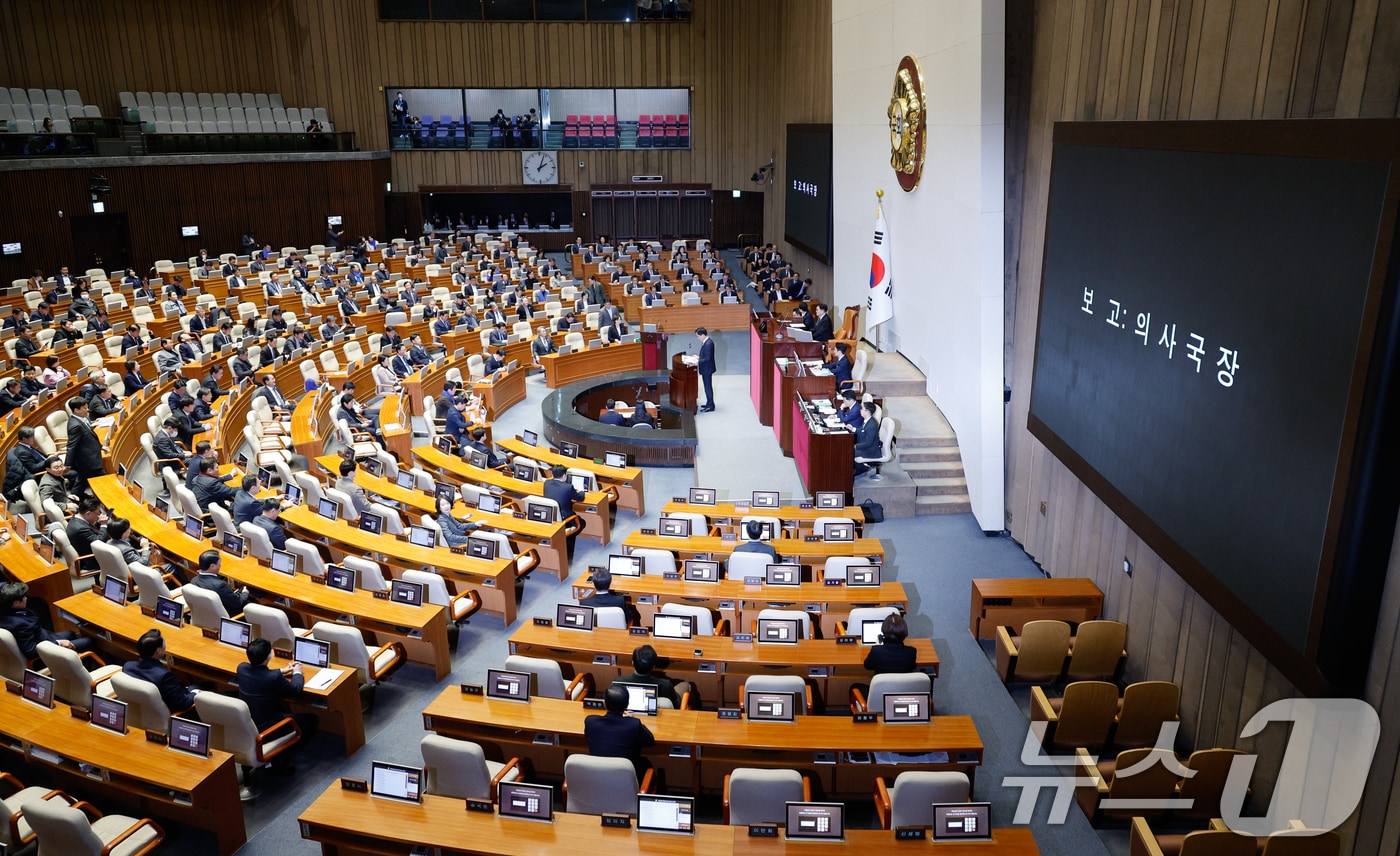 정명호 국회 의사국장이 13일 오후 서울 여의도 국회에서 열린 제419회국회&#40;임시회&#41; 제3차 본회의에서 윤석열 대통령 탄핵소추안을 보고하고 있다. 2024.12.13/뉴스1 ⓒ News1 안은나 기자