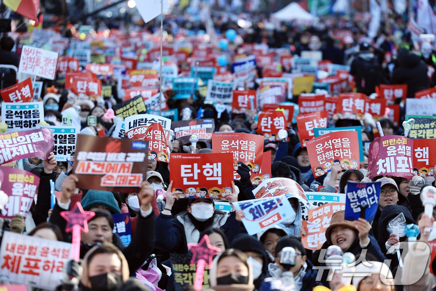 윤석열 대통령에 대한 탄핵소추안 표결이 예정된 14일 오후 서울 여의도 국회의사당 앞에서 탄핵을 촉구하는 시민들이 모여 대통령 탄핵을 촉구하고 있다. 2024.12.14/뉴스1 ⓒ News1 박정호 기자