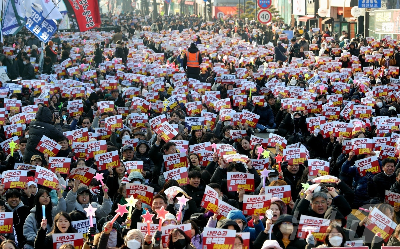 윤석열 대통령 탄핵소추안 재표결이 열리는 14일 전북자치도 전주시 객사 앞에서 시민들이 모여 윤석열 탄핵을 촉구하고 있다. 2024.12.14/뉴스1 ⓒ News1 유경석 기자