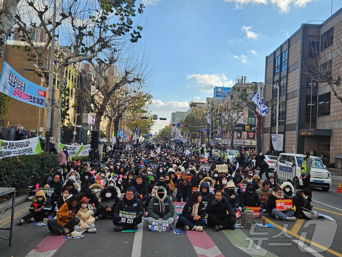 윤석열 대통령 퇴진을 촉구하는 수천여 명의 충북도민들이 14일 도청 서문 앞으로 모였다.2024.12.14/뉴스1 이재규 기자