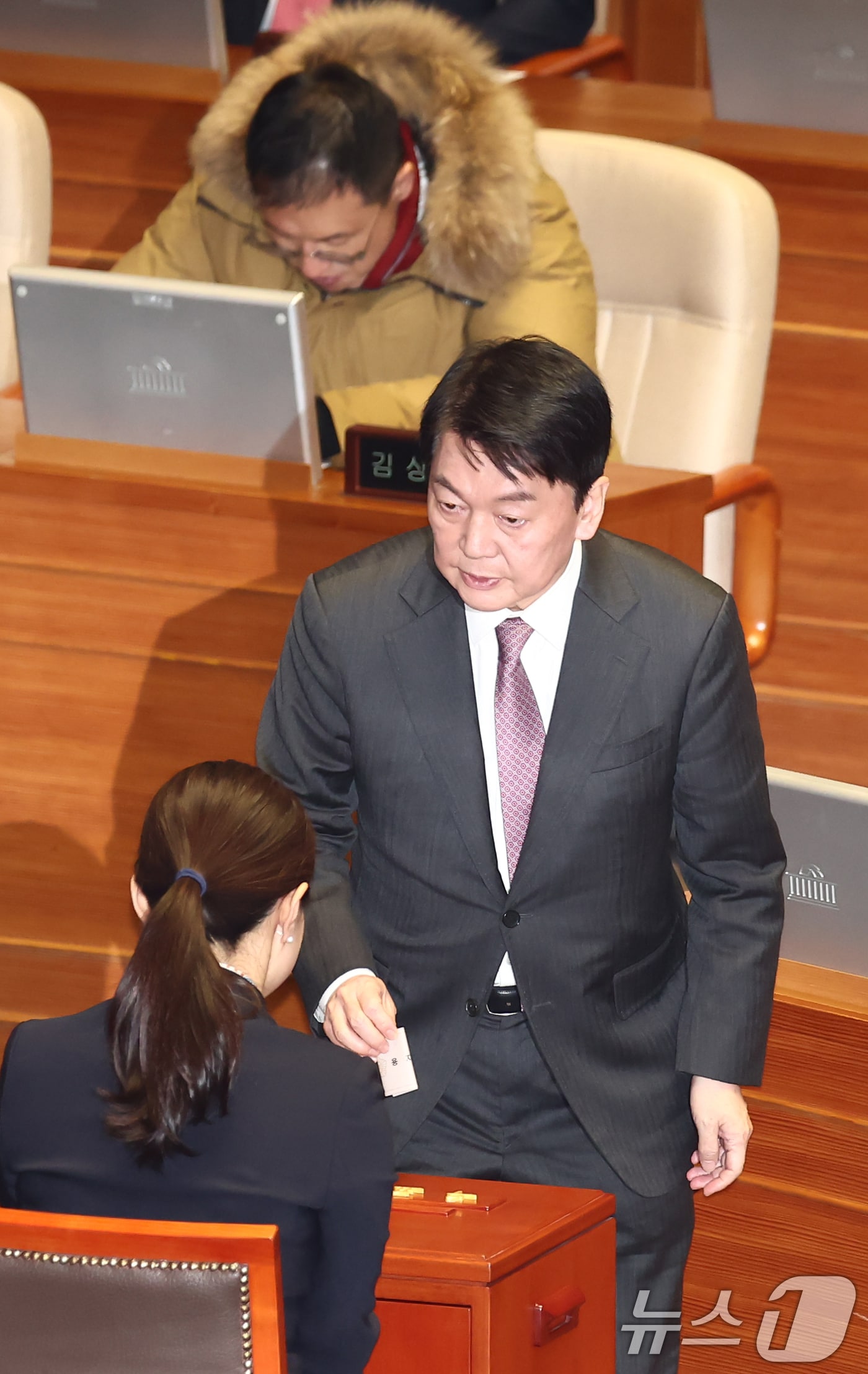 안철수 국민의힘 의원이 2024년 12월 14일 오후 서울 여의도 국회에서 열린 제419회국회(임시회) 제4차 본회의에서 윤석열 대통령 탄핵소추안 무기명 투표를 하고 있다. 안 의원 뒷편은 찬성 의사를 밝힌 김상욱 의원. 2024.12.14/뉴스1 ⓒ News1 김민지 기자