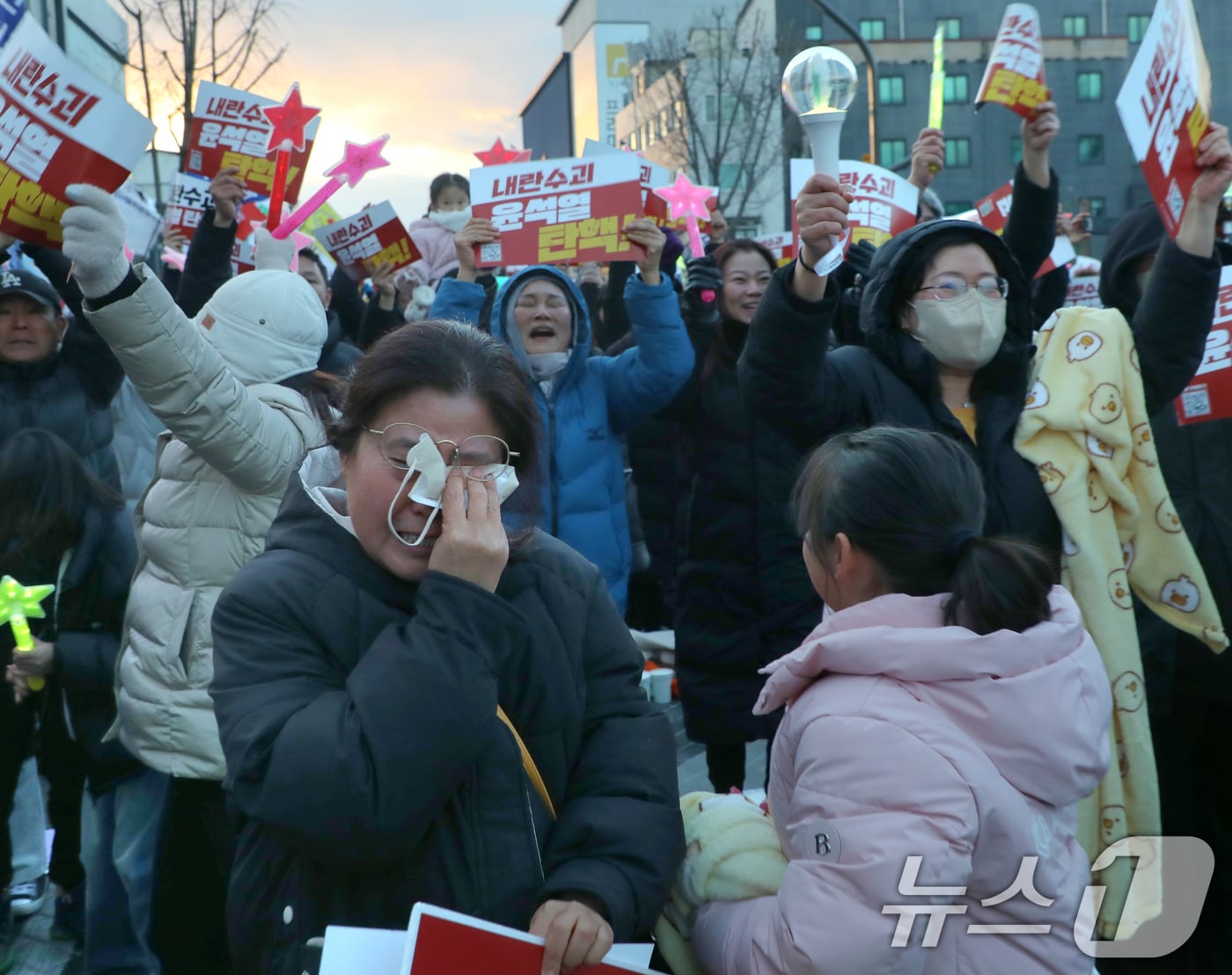 14일 전북자치도 전주시 객사 앞에서 열린 윤석열 퇴진 전북도민대회 참가자들이 윤석열 대통령 탄핵소추안 가결 발표를 듣고 환호하고 있다. 2024.12.14/뉴스1 ⓒ News1 유경석 기자