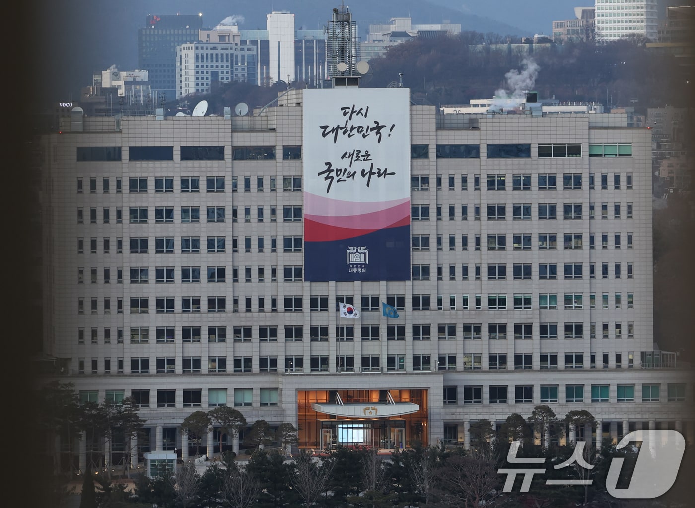 국회는 14일 본회의를 열고 총투표수 300표 중 찬성 204표, 반대 85표, 기권 3표, 무효 8표로 윤 대통령에 대한 탄핵안을 가결했다. 이로써 윤 대통령의 모든 권한은 정지되고 한덕수 국무총리가 헌법재판소의 심판 전까지 대통령 직무를 대행하게 된다. 사진은 이날 탄핵안 가결 이후 대통령실 청사 모습. 2024.12.14/뉴스1 ⓒ News1 송원영 기자