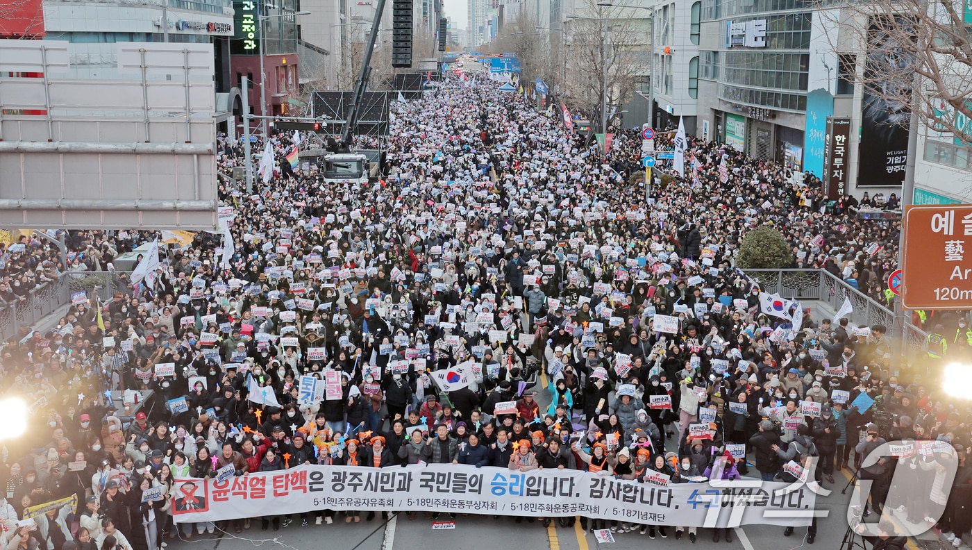 윤석열 대통령의 탄핵소추안 2차 표결이 가결된 14일 오후 광주 동구 금남로에 모인 시민들이 환호하고 있다. 2024.12.14/뉴스1 ⓒ News1 이승현 기자