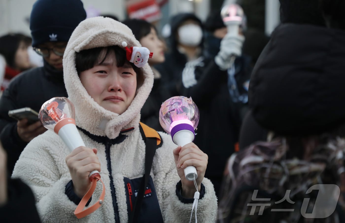 14일 &#39;12·3비상계엄사태&#39; 여파로 윤석열 대통령의 2차 탄핵소추안이 가결되자, 울산 남구 롯데백화점 앞에서 이를 지켜보던 시민이 눈물을 흘리고 있다.2024.12.14/뉴스1 ⓒNews1 김지혜 기자