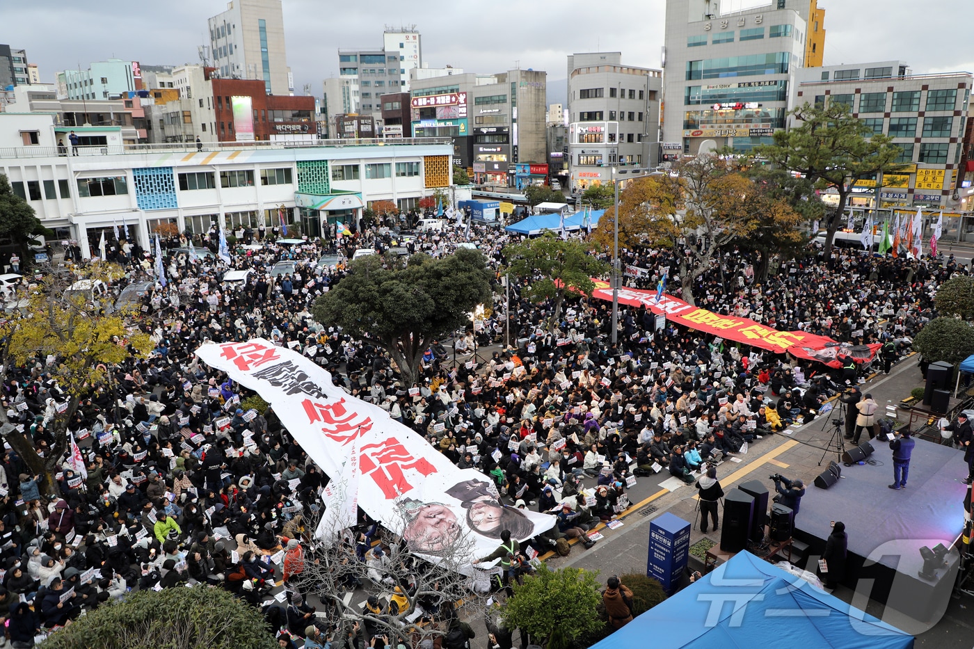 윤석열 대통령에 대한 두 번째 탄핵소추안 표결 직전인 14일 오후 5시10분쯤 제주시 이도2동 제주시청 앞 '윤석열 즉각 퇴진 요구 제주도민대회'에서 시민들이 윤석열 대통령과 김건희 여사의 얼굴이 그려진 현수막을 찢고 있다.2024.12.14./뉴스1 ⓒ News1 오미란 기자