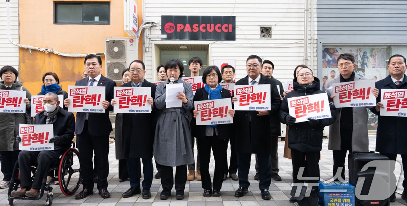 더불어민주당 소속 광주시의원과 기초의원들이 지난 12일 국민의힘 의원에게 '탄핵 표결 참석'을 촉구하는 손편지를 작성해 전달하고 있다.(민주당 광주 제공)/뉴스1 ⓒ News1 박준배 기자