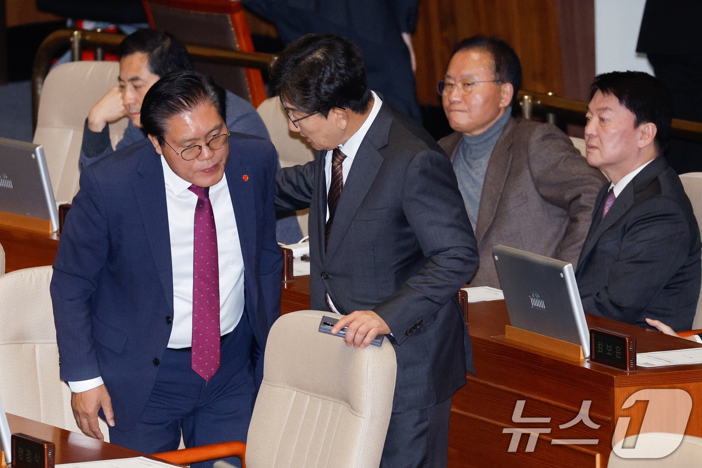 권성동 국민의힘 원내대표가 14일 오후 서울 여의도 국회에서 열린 제419회국회&#40;임시회&#41; 제4차 본회의에서 윤석열 대통령 탄핵소추안 무기명 투표를 마친 뒤 송석준 의원과 대화하고 있다. 2024.12.14/뉴스1 ⓒ News1 안은나 기자