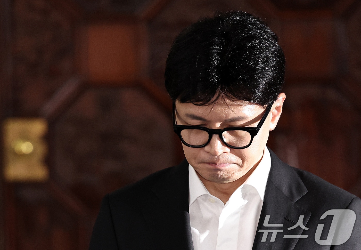 한동훈 전 국민의힘 대표. 사진은 2024년 12월 14일 오후 서울 여의도 국회에서 윤석열 대통령에 대한 탄핵소추안 가결 관련 입장을 밝히기 전 생각에 잠겨 있던 모습. 2024.12.14/뉴스1 ⓒ News1 구윤성 기자