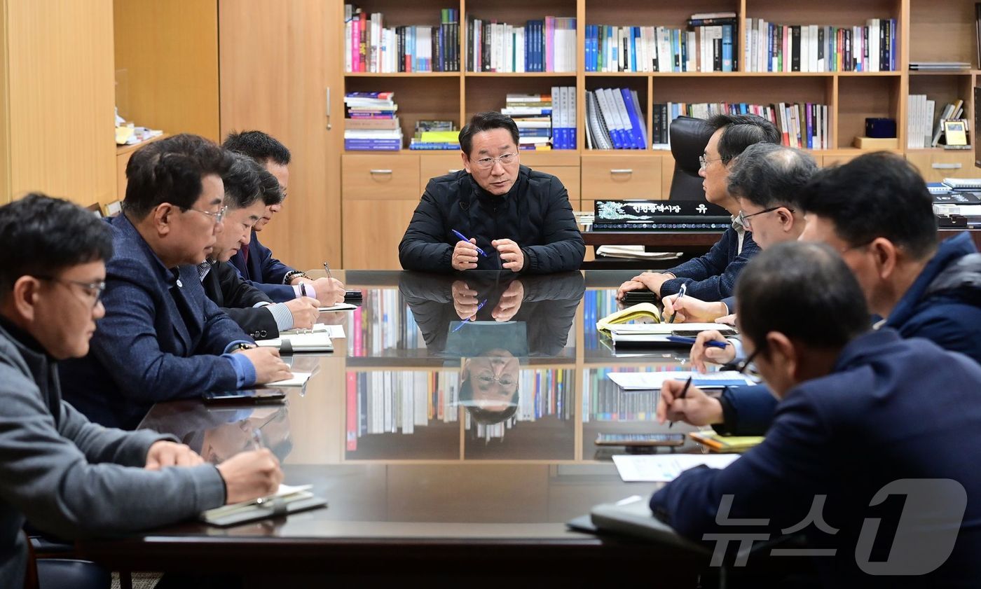 인천시는 14일 오후 윤석열 대통령 탄핵안 가결과 관련해 민생안정을 위한 주요 간부 공무원 긴급회의를 개최했다.&#40;인천시 제공&#41;/뉴스1
